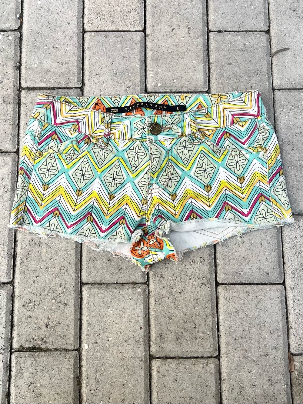 Low rise Y2K denim shorts in a colorful geometric print | size 1